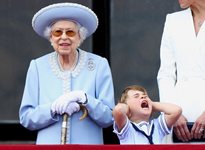 Всички обичат Елизабет II, на която семейните войни тежат повече от 2-килограмовата корона