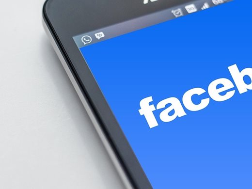 1/4 от работното време - във фейсбук, фирмите забраняват на служители да влизат и от телефона си