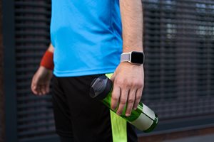 Потребителите на Apple Watch започват да носят часовниците на глезените си