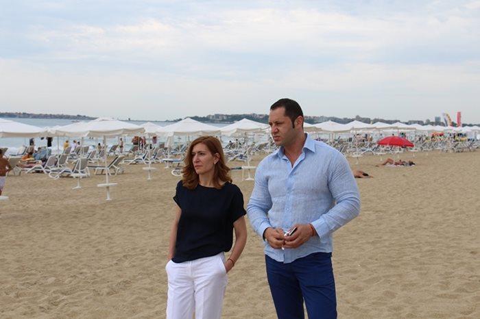 Министърът на туризма Николина Ангелкова и зам.-министър Александър Манолов на проверка на плажа в Слънчев бряг
