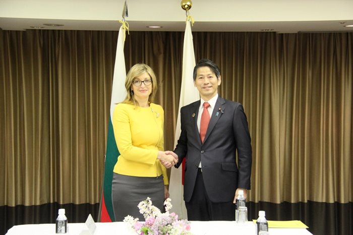 Министър Захариева и заместник-министърът на външните работи на Япония и депутат Кенджи Ямада СНИМКА: МВнР