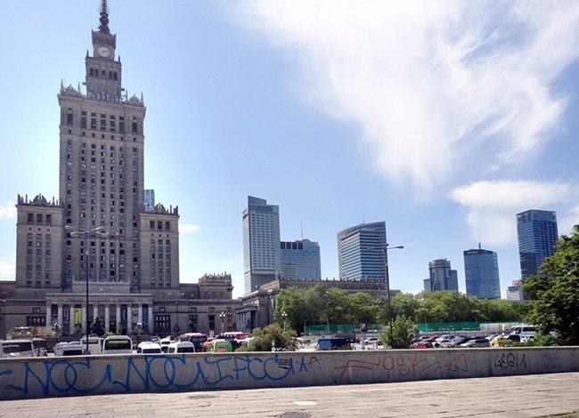 Новите небостъргачи във Варшава “правят компания” на Двореца на културата и науката, построен в сталински стил.