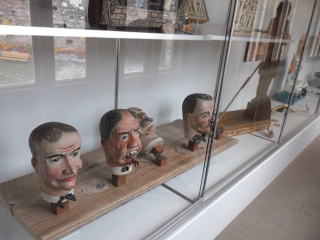 В музея на играчките може да видите как са се забавлявали хората по света и преди десетина века. Играта с падащи глави е един от 5000-те експоната.