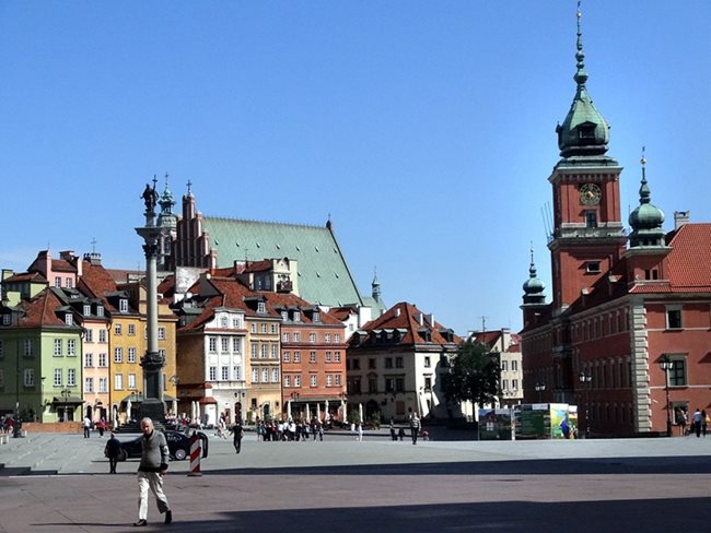 Старата част на Варшава е възстановена в автентичния си вид, след като е била напълно срината през Втората световна война.