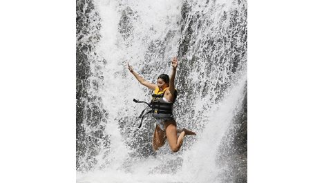 Ева Лонгория скочи във водопад (Снимки)