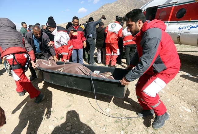 Ирански спасители изнасят телата от мястото на катастрофата.  СНИМКА: РОЙТЕРС
