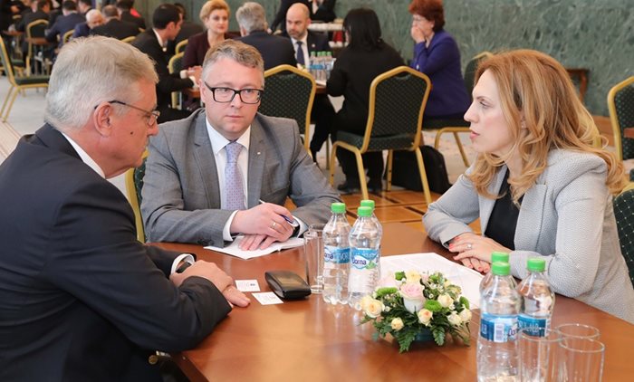 Марияна Николова по време на разговорите с румънския си колега Виорел Щефан СНИМКА: пресслужбата на кабинета