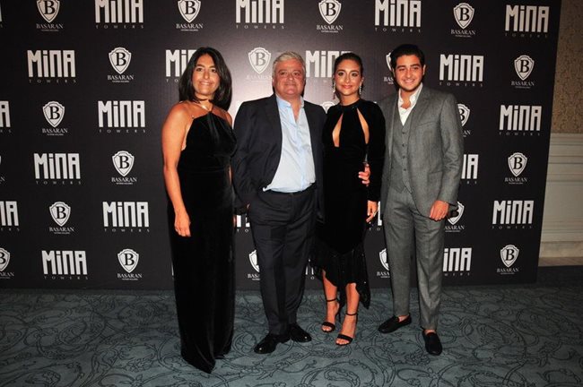 Турският милиардер Хюсеин Башаран със съпругата си Берил, сина си Джан и дъщеря си Мина.