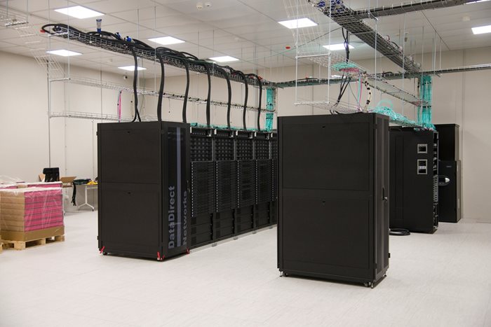 Суперкомпютърът в процес на сглобяване