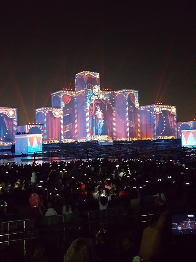 Десетки хиляди се събраха да видят окъпаната в светлина Москва.