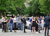 Тази година абитуриентите по къси панталонки или с официални рокли