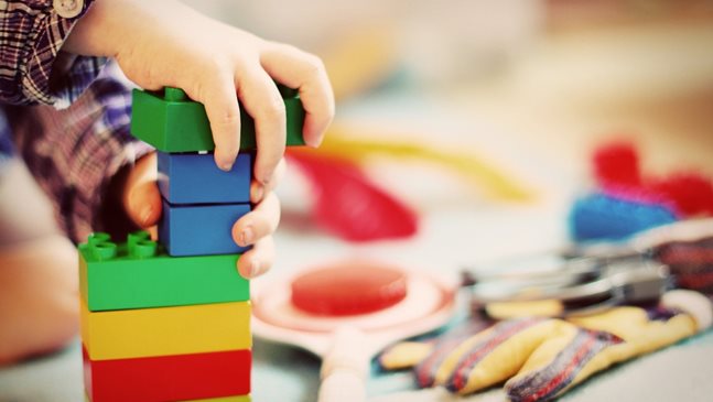 От какви играчки за развитие се нуждаят децата?