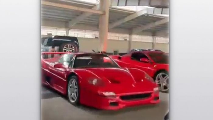 Рядкото Ferrari F50 в гаража на Асад. Снимка: Х