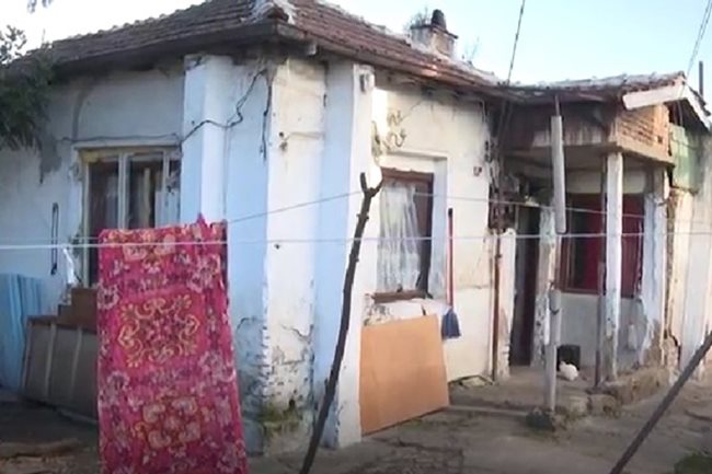 Къщата, в която живее майката Севда Михайлова (на малката снимка) на едното момиченце