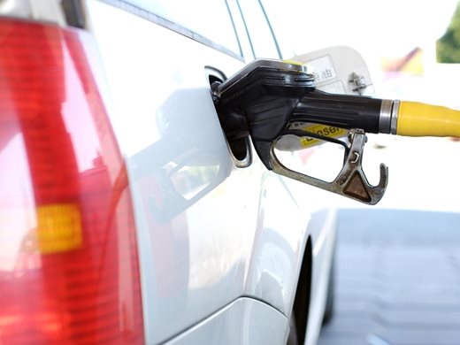 За празниците: бензин и дизел най-евтини от една година насам
