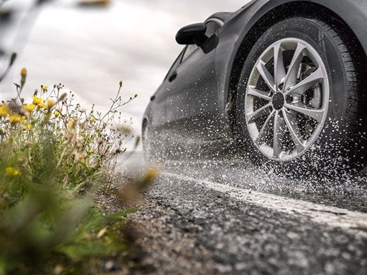 Електрическите коли губят пробег и когато вали проливен дъжд