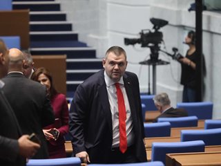 Пеевски за блокажа в парламента: Чакат си кума и не могат да се разберат