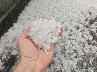 Силна градушка удари Сопот и Габрово (Снимки, видео)