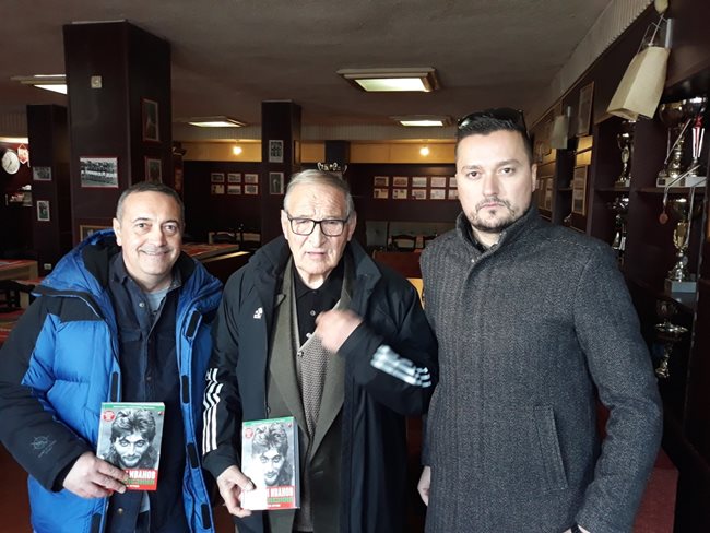 Легендата Димитър Пенев с двама от авторите