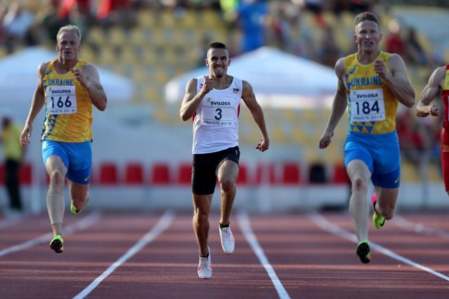 Иванов (в средата) бе най-бърз на 200 м