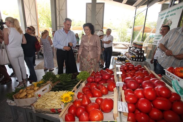 На първия фермерски пазар, който бе на 4 юли в Бургас, участваха с чисти храни местни производители на зеленчуци и плодове, биопроизводители от различни райони на страната, фермери с млечни и месни продукти, пчелари.