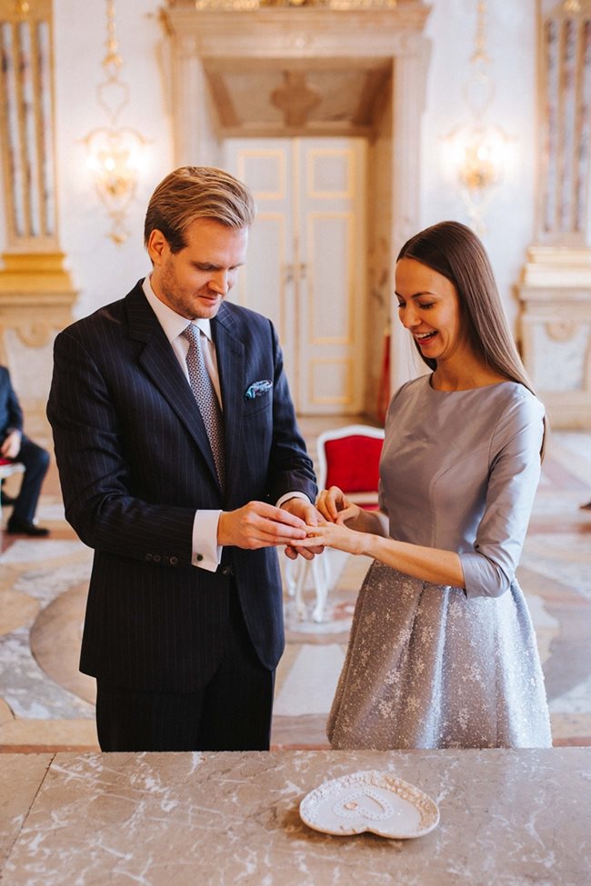 Младоженецът Никлас Майдел поставя пръстена на ръката на Ева.