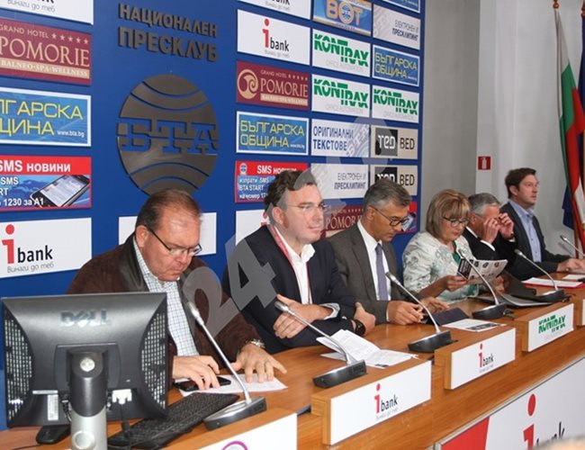 Управителят на Kia България Храбрин Иванчев (вторият отляво на дясно) оглави ААП.
