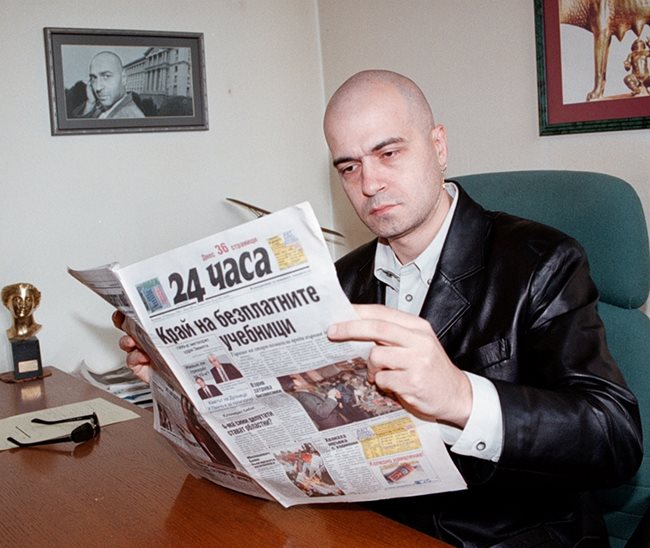 15 декември 1999 г., Слави Трифонов чете вестник "24 часа" СНИМКА:24 часа
