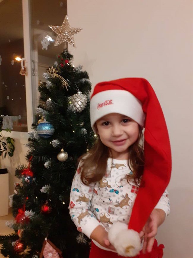 3-годишната Ерика Николова с удоволствие помогна на майка си да украсят елхата. Дядо Коледа и? донесе точно това, което малкото момиче си пожела.