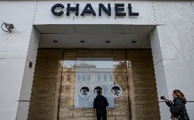 Охрана премахва стикери от магазин на "Шанел" след протест в Москва, Русия.
СНИМКА: РОЙТЕРС