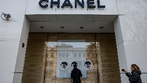Разярени рускини режат чанти Шанел