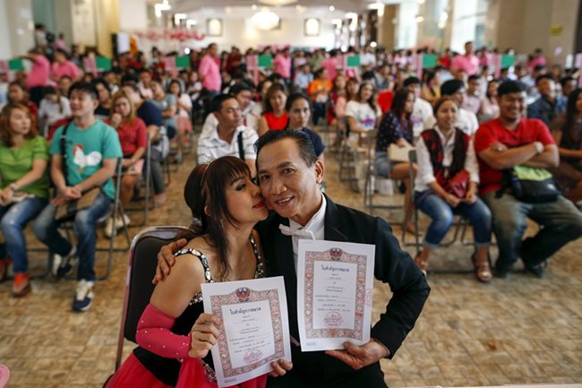Тайландска двойка представя сертификат по време на празнуване на "Свети Валентин" в Тайланд.