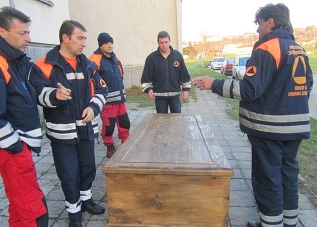 Гражданска защита помогна за изнасянето и поставянето в специален ковчег пред дома му на 270-килограмовия Иван Генов от Стражица. Снимка Архив