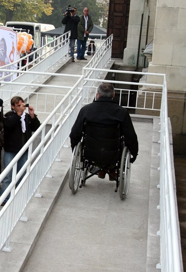 Фирмите ще могат да кандидатстват за средства за поставяне на рампи за инвалиди.