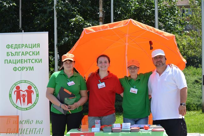 Екипът на федерация “Български пациентски форум” по време на кампанията за издирването на българи с фамилна хиперхолестеролемия, която се проведе през цялата изминала седмица пред НДК.
