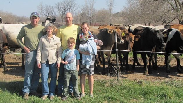 Според семейство Уинкъл кравите им са започнали да дават повече мляко, след като са им осигурили мобилна сянка. От ляво на дясно: Боб и Джанет Уинкъл, синът им Джейкъб, снахата Шийла и внуците им Съни и Уинслоу Снимки: Wisconsinacademy.org/ shadehaven.net