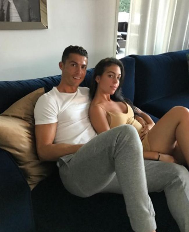 Само преди дни двамата публикуваха снимка в социалните мрежи, на която Роналдо беше поставил ръката си на корема на Джорджина. Снимка: Инстаграм