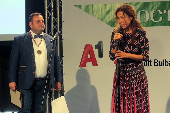 Десислава Любенова, изпълнителен директор на  "Трейс България за хората", награждава адвокат Петър Николов.