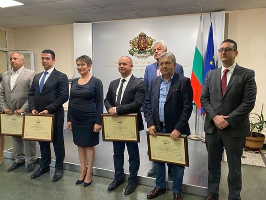 Министър Везиева връчи 3 сертификата за инвестиции за 23 млн. лв.