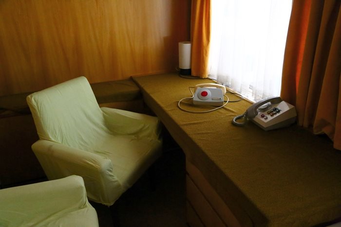 Малкият кабинет след банята в апартамента на Живков, в който е червеният телефон, тъй наречената “петолъчка”.
