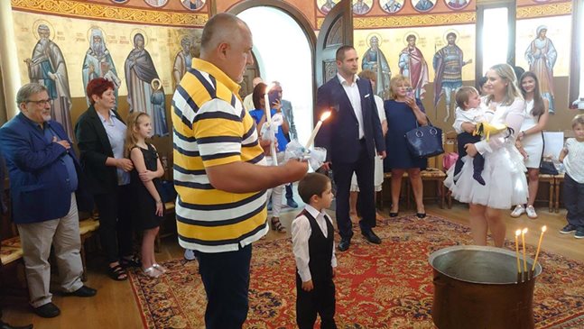 Борисов кръсти внуците си в храма "Света Петка" (Снимки)