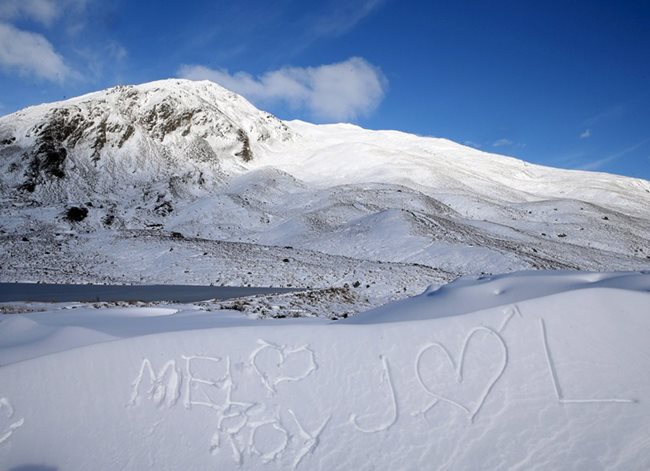 Съобщения за "Свети Валентин" в снега в Шотландия