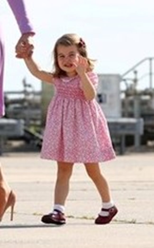 Малката принцеса Шарлот тръгва по танцовите стъпки на своята баба принцеса Даяна Снимки: Ройтерс