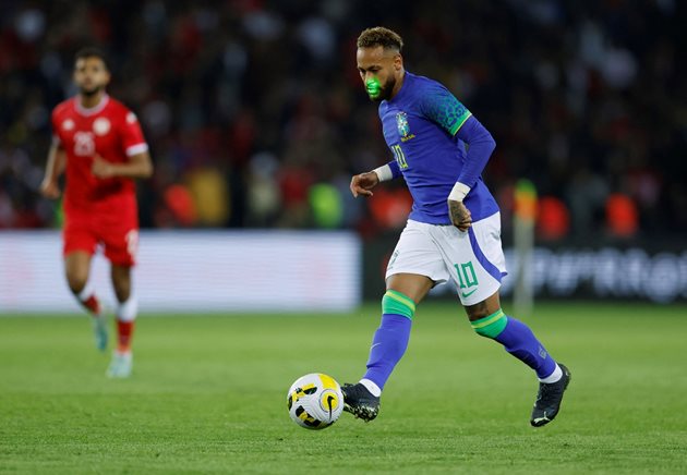 Лазер свети в лицето на Неймар в мача срещу Тунис