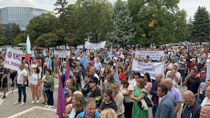 Стотици миньори и енергетици освиркаха днес в Раднево зам.министъра на енергетиката Красимир Ненов, те са против изготвения от държавата териториален план за справедлив преход в област Стара Загора.
Снимка: Ваньо Стоилов