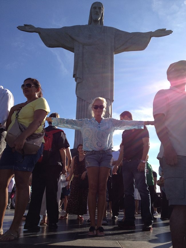 Лусинда Райли под статуята на „Христос Спасителя” в Рио де Жанейро