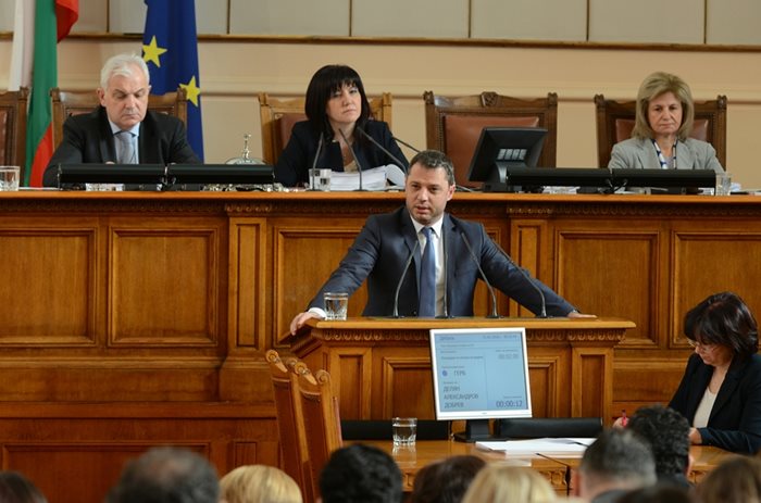 Според Делян Добрев парламентът трябва да приеме нов Закон за енергетиката, в който да се отразят препоръките.