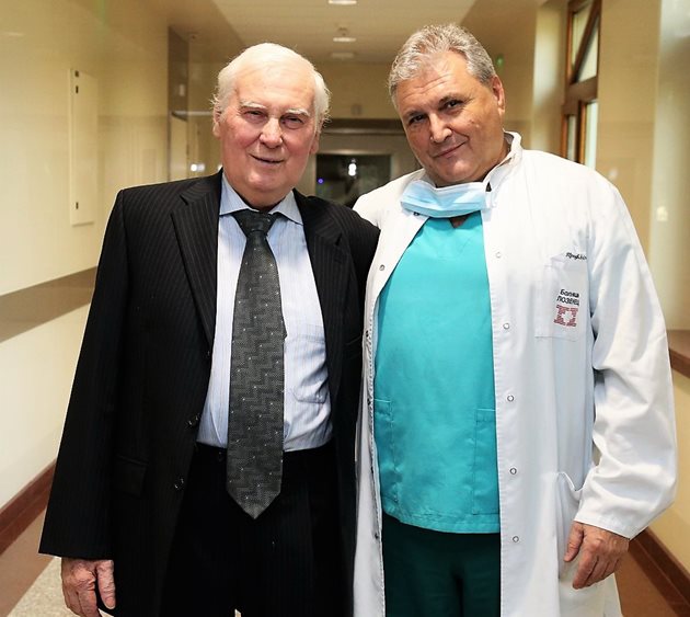 Белодробната трансплантация на Мариян бе извършена на 26 октомври тази година от екип на УБ „Лозенец“, ръководен от проф. д-р Любомир Спасов (вдясно).