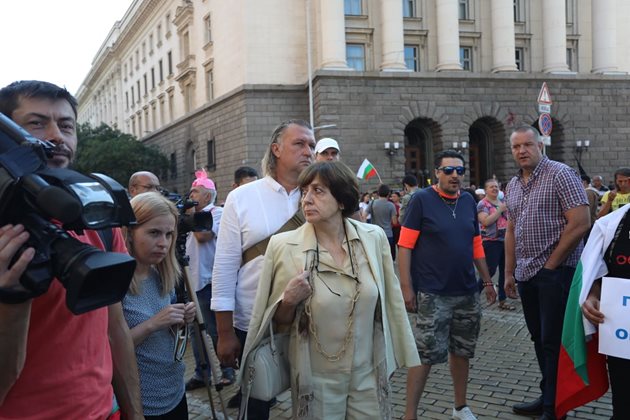 Бившият премиер Ренета Инджова е част от протестите срещу властта от тяхното начало.