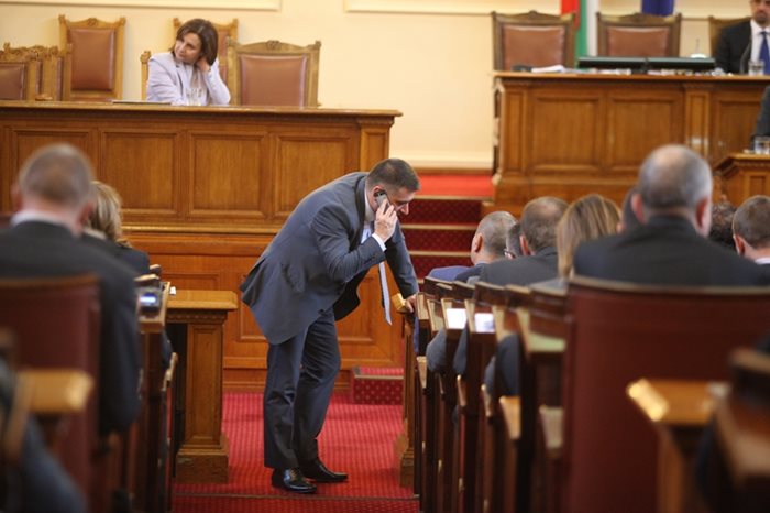 Заплатите на депутатите падат с 246 лв. заради по-ниското възнаграждение в обществената сфера.